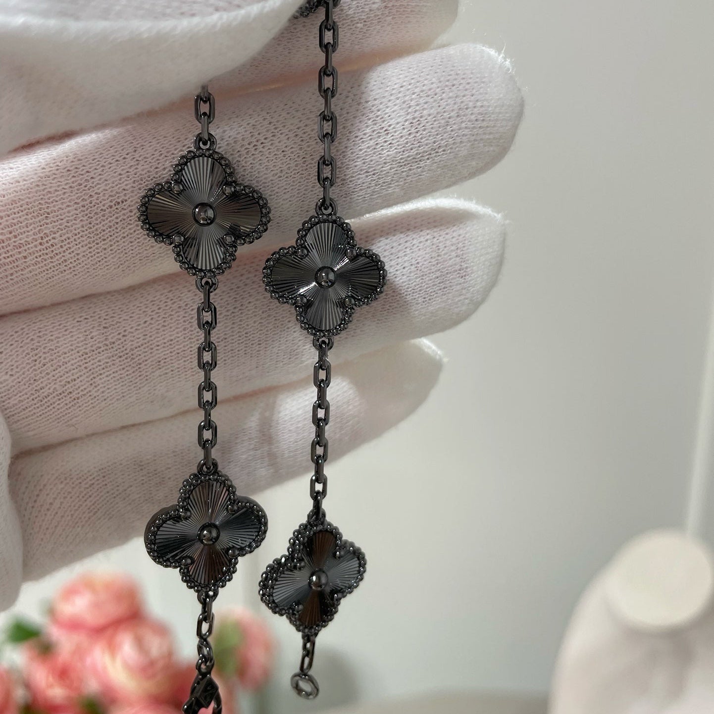 [⭐Glow]CLOVER 5 MOTIF BLACK BRACELET