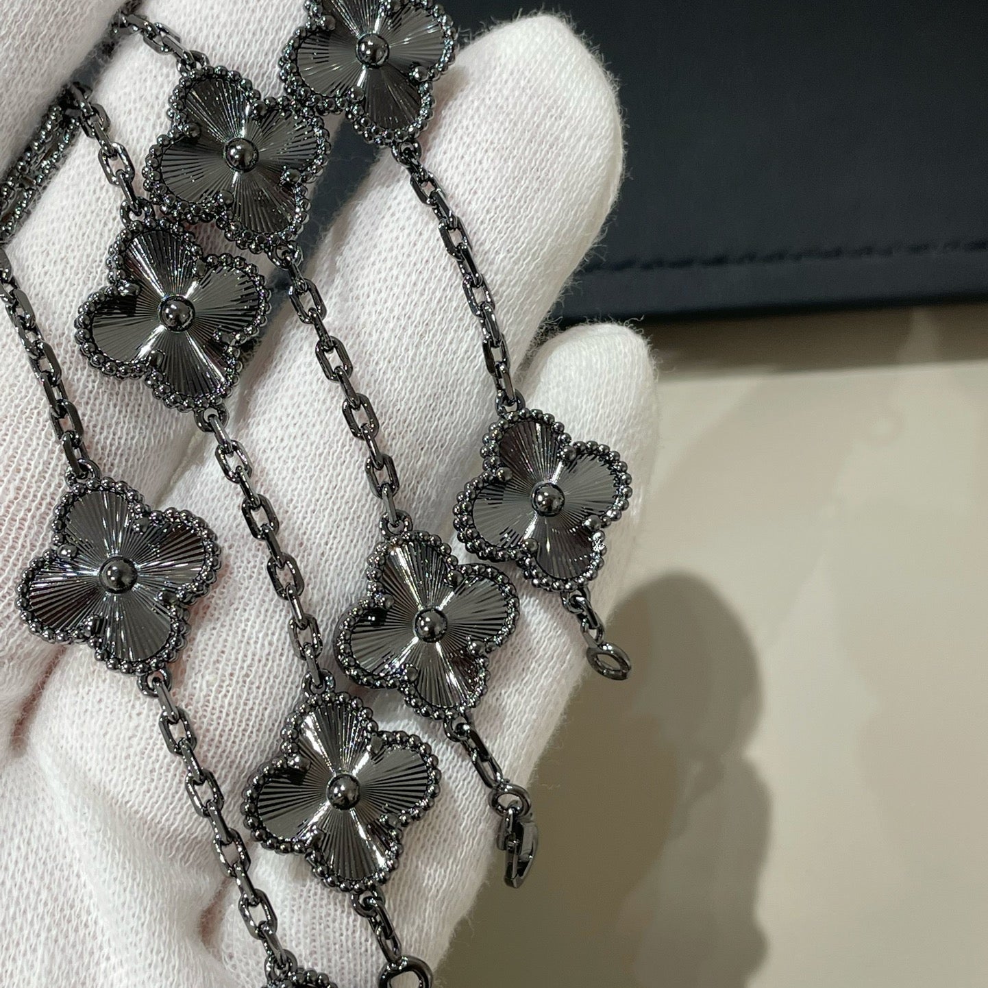 [⭐Glow]CLOVER 5 MOTIF BLACK BRACELET