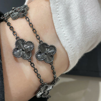 [⭐Glow]CLOVER 5 MOTIF BLACK BRACELET