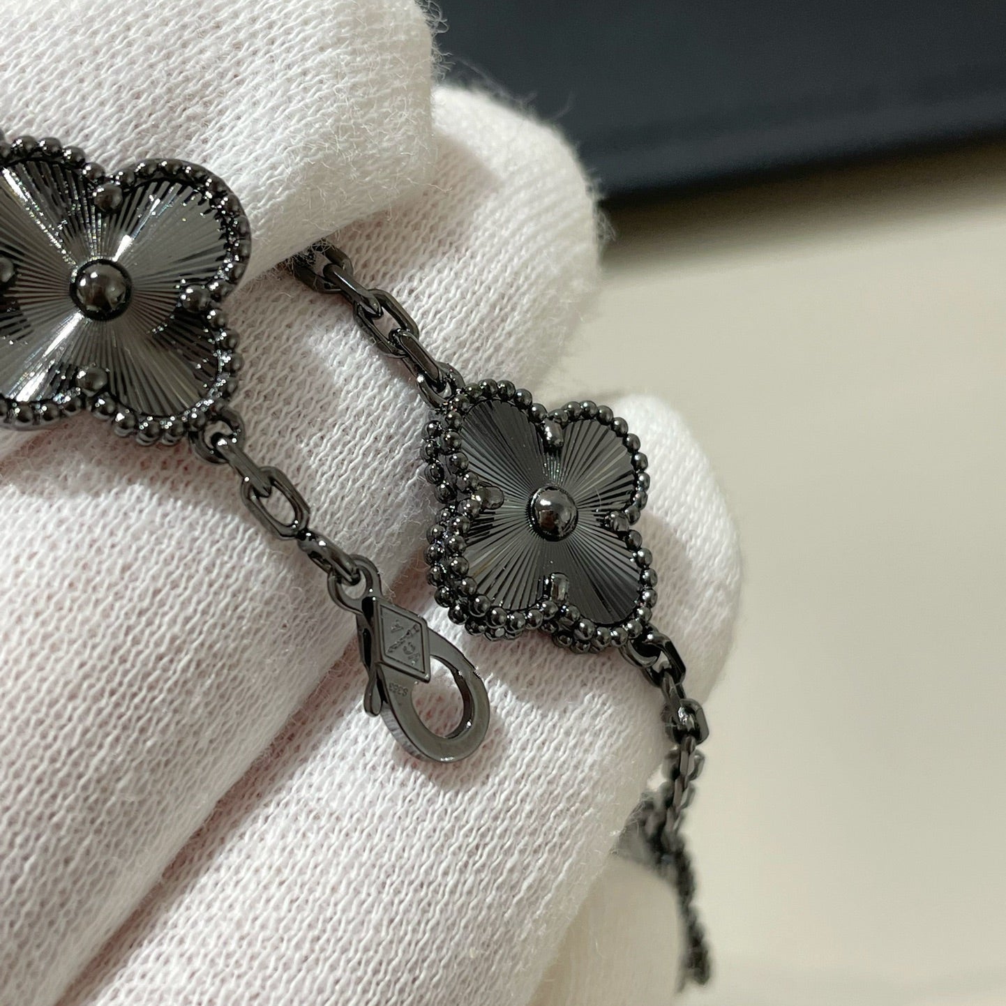[⭐Glow]CLOVER 5 MOTIF BLACK BRACELET