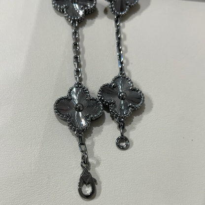 [⭐Glow]CLOVER 5 MOTIF BLACK BRACELET