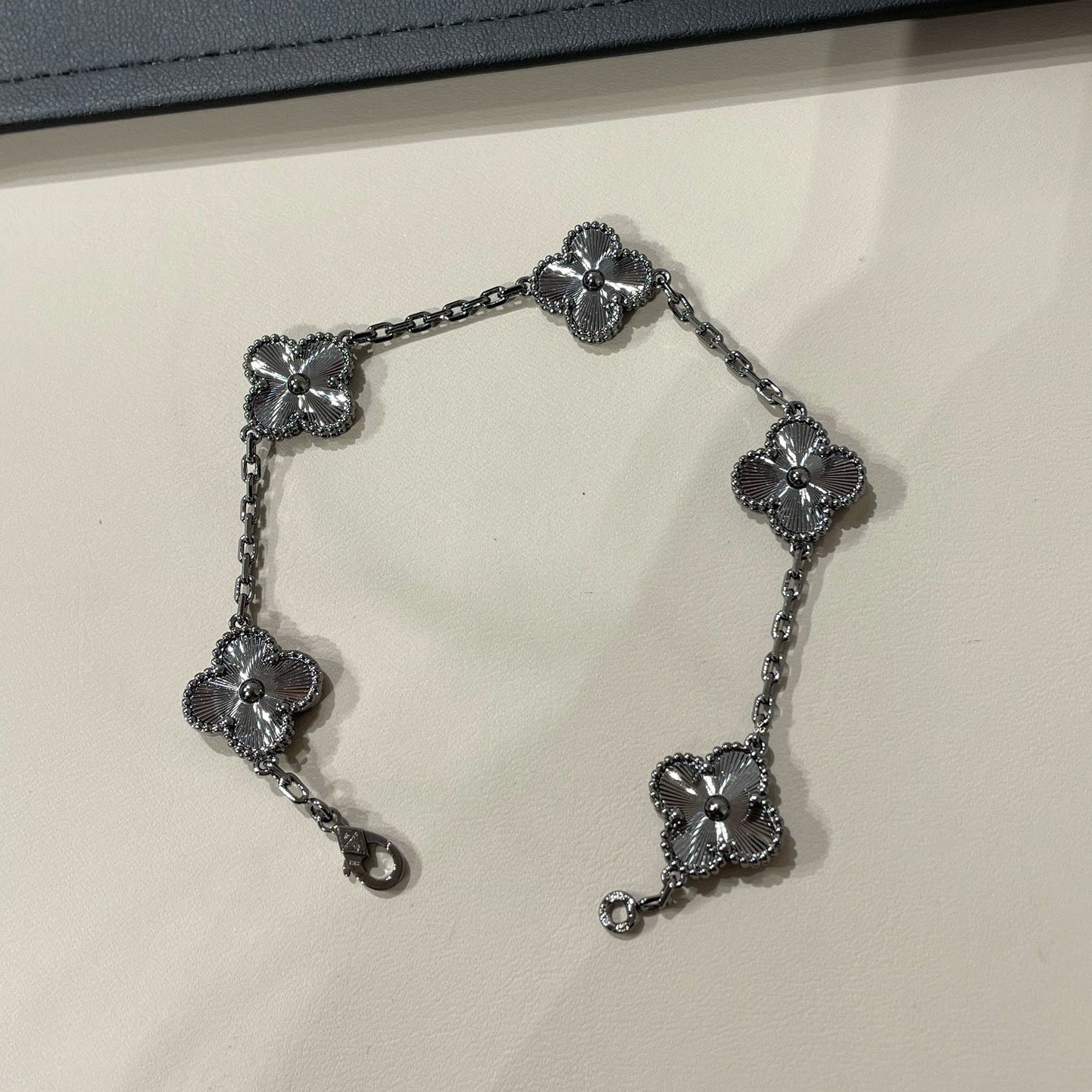 [⭐Glow]CLOVER 5 MOTIF BLACK BRACELET