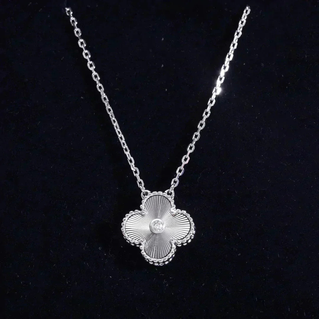 [⭐Glow]CLOVER  15MM DIAMOND LASER NECKLACE SILVER