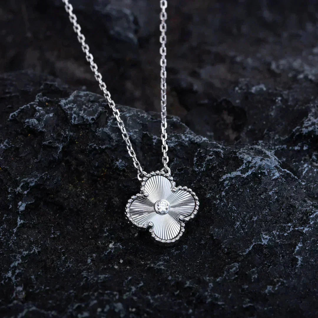 [⭐Glow]CLOVER  15MM DIAMOND LASER NECKLACE SILVER