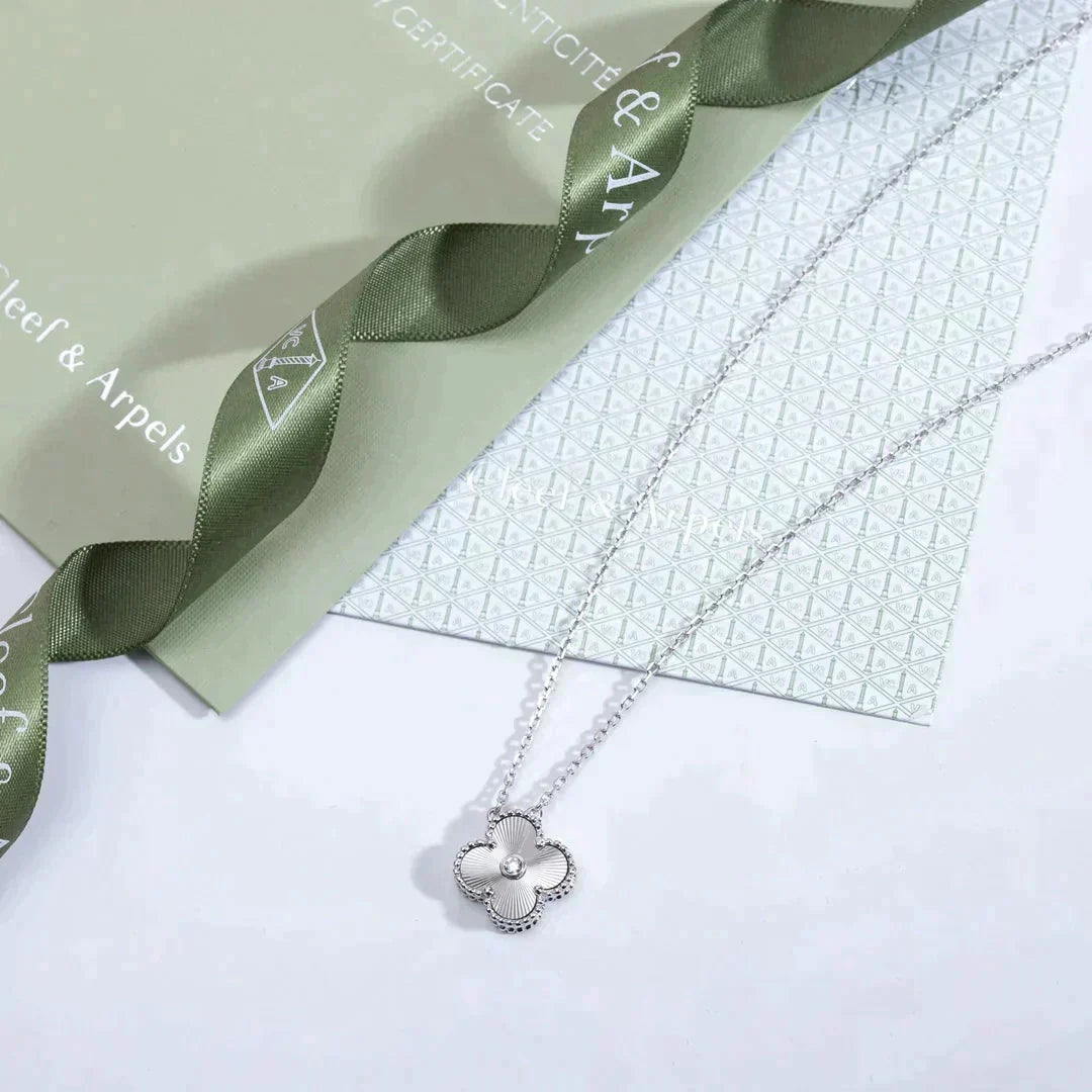 [⭐Glow]CLOVER  15MM DIAMOND LASER NECKLACE SILVER