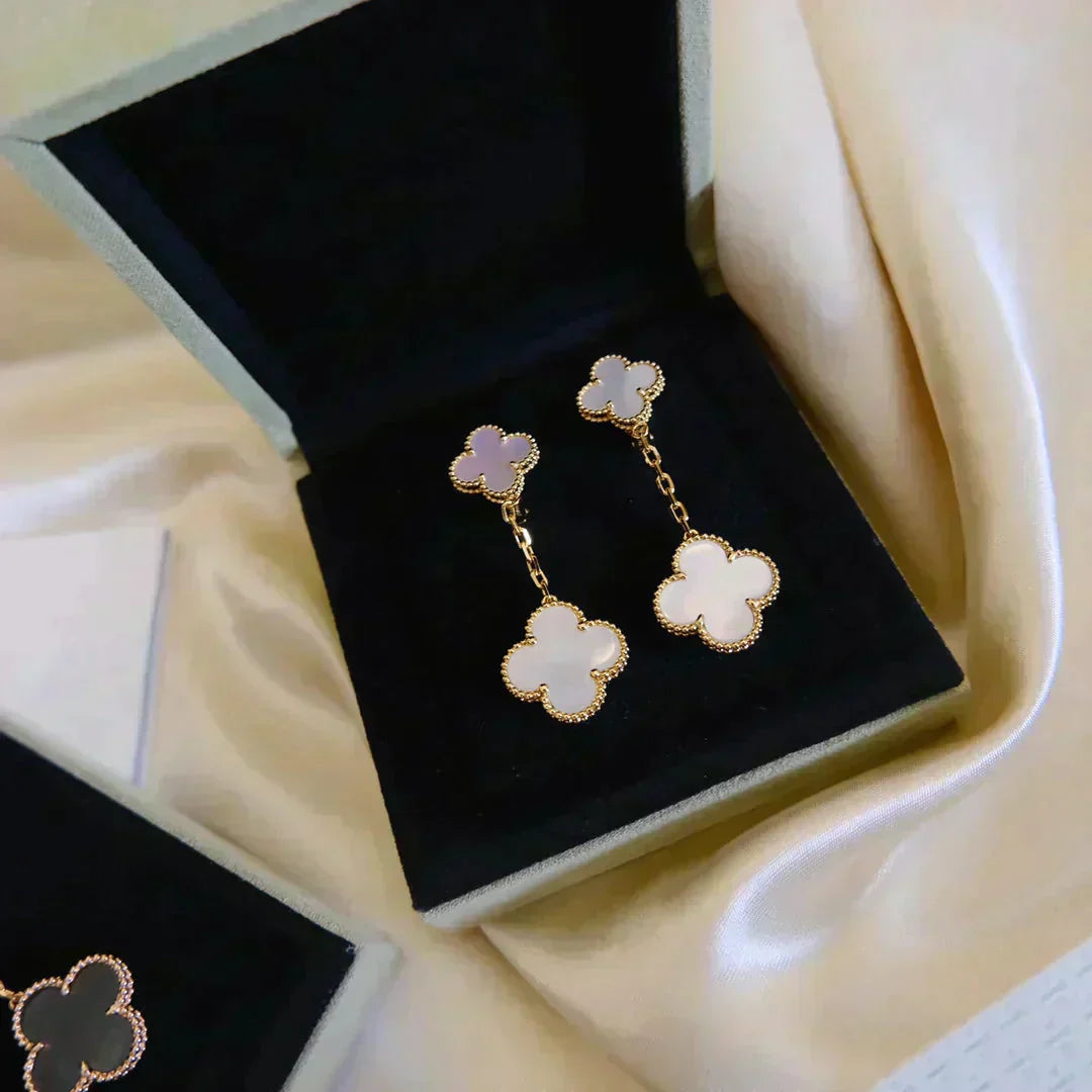 [⭐Glow]CLOVER 2 MOTIF WHITE MOP EARRINGS