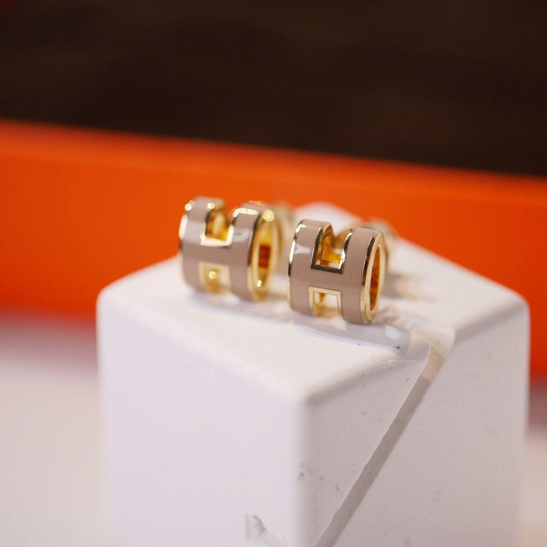 [⭐Glow]MINI POP H GOLD EARRINGS GREY