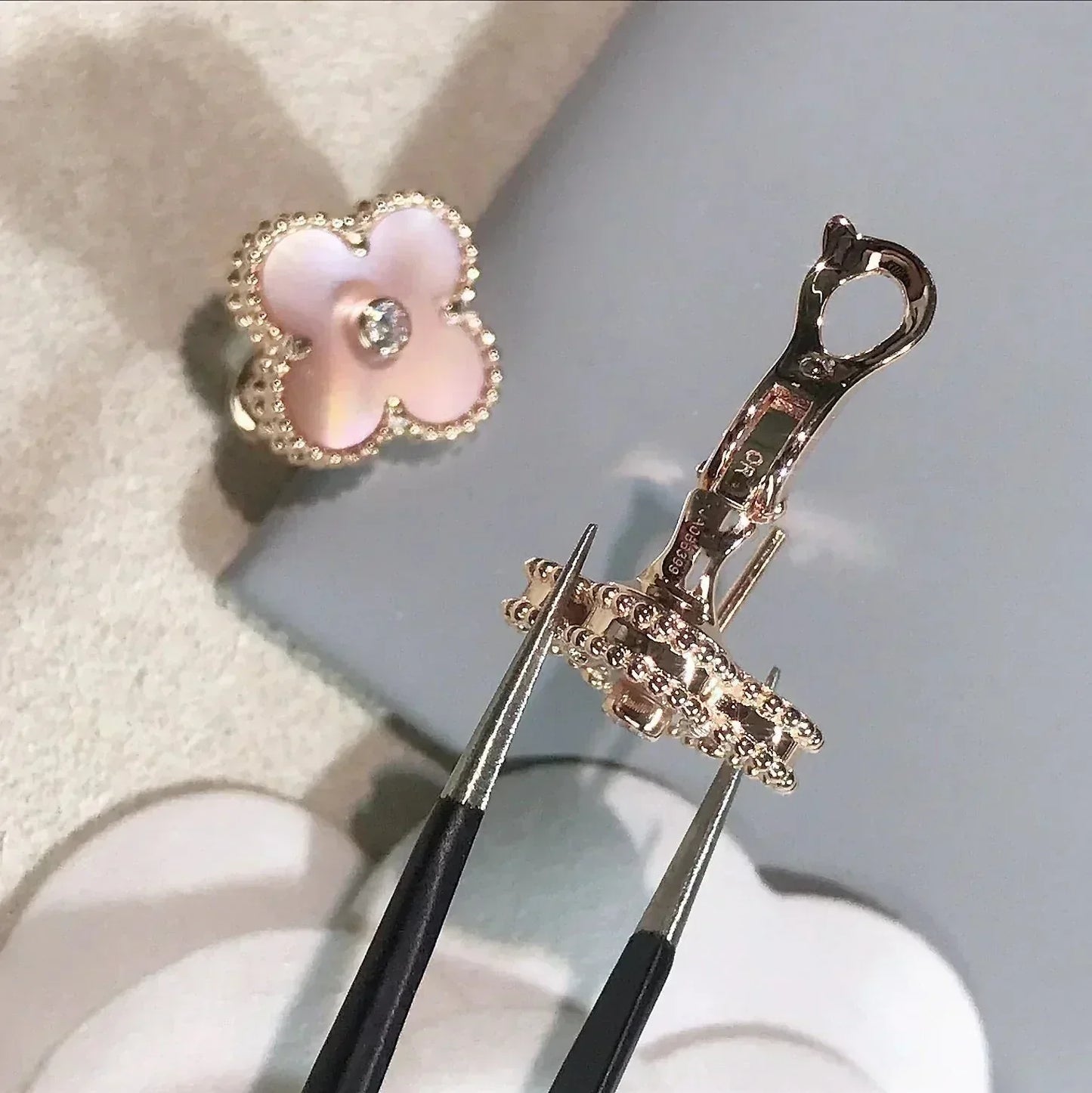 [⭐Glow]CLOVER MEDIUM 1 MOTIFS  PINK MOP DIAMOND EARRINGS