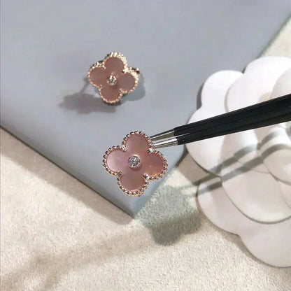 [⭐Glow]CLOVER MEDIUM 1 MOTIFS  PINK MOP DIAMOND EARRINGS