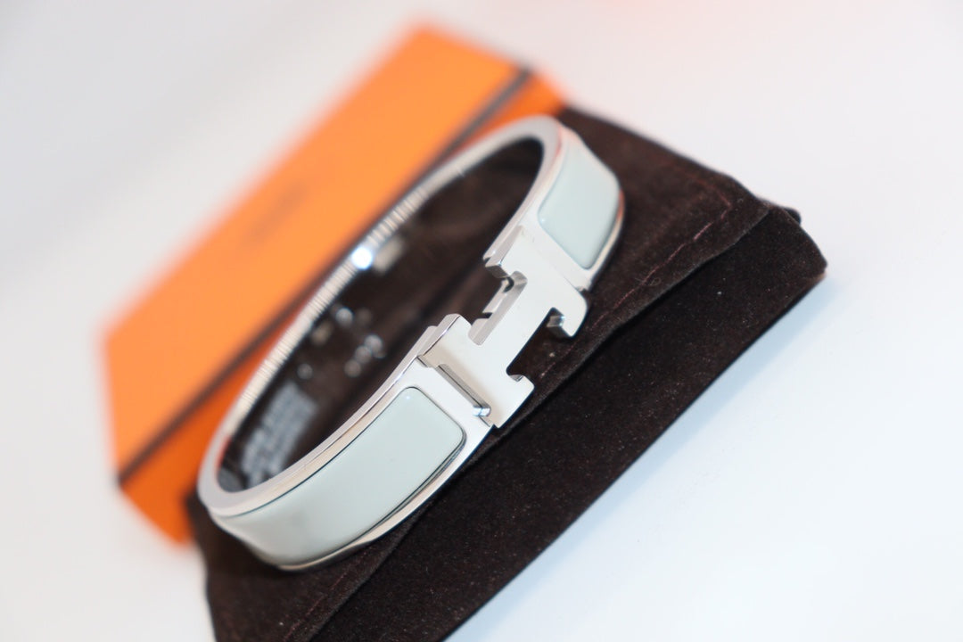 [⭐Glow]H LIGHT BLUE BRACELET