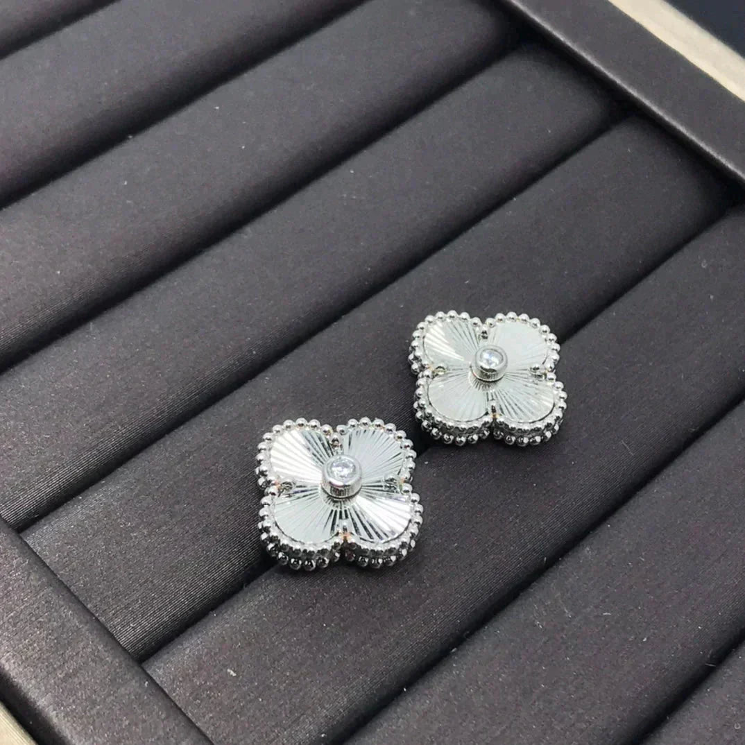 [⭐Glow]CLOVER MINI 9.5MM LASER EARRINGS