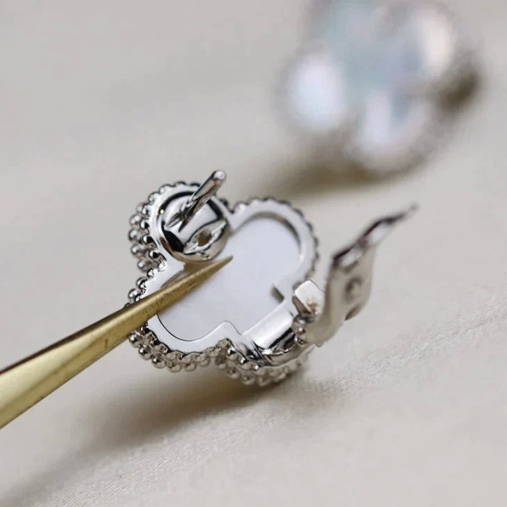 [⭐Glow]CLOVER MEDIUM 1 MOTIFS  WHITE MOP EARRINGS SILVER