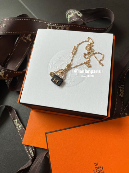 [⭐Glow]CONSTANCE BLACK PEDANT PINK GOLD NECKLACE