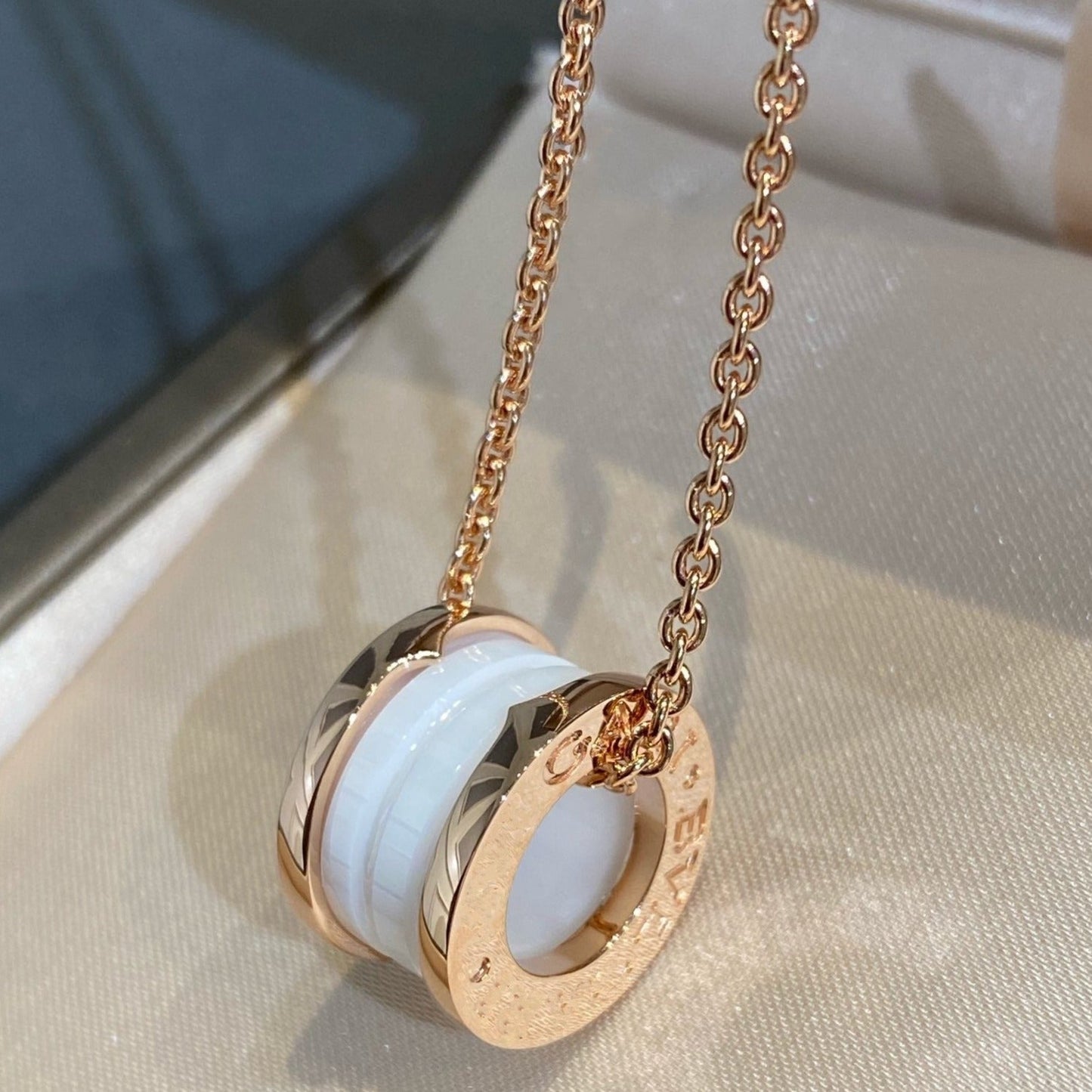 [⭐Glow]ZERO 1 WHITE CERAMIC PINK GOLD NECKLACE