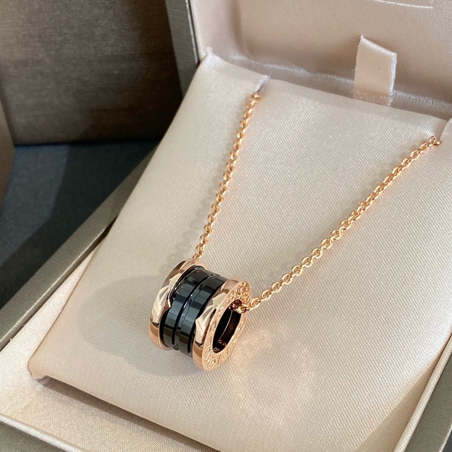 [⭐Glow]ZERO 1 BLACK CERAMIC PINK GOLD NECKLACE