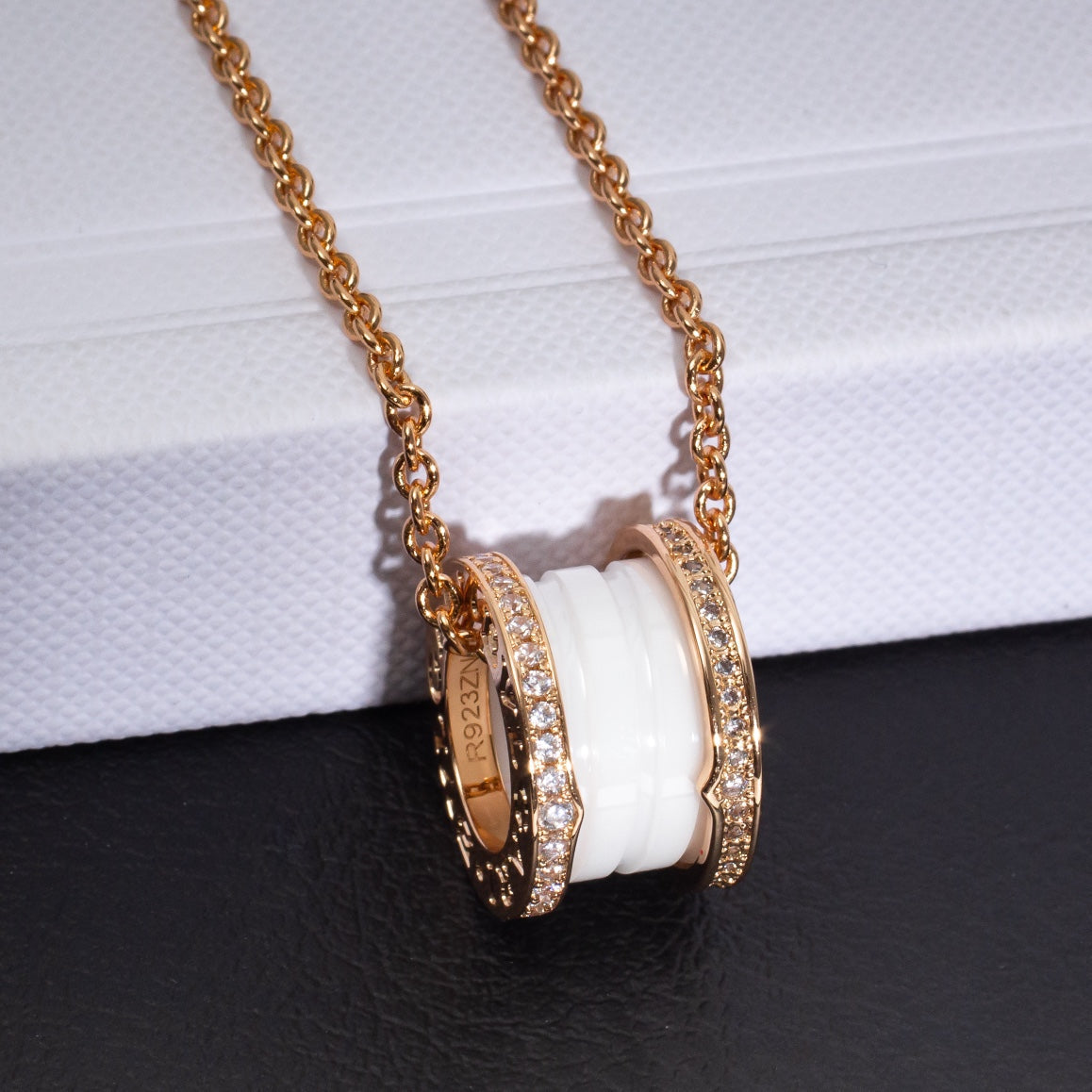 [⭐Glow]ZERO 1 WHITE CERAMIC PINK GOLD DIAMOND NECKLACE
