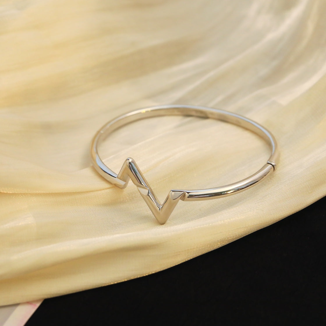 [⭐Glow]VOLTE UPSITE DOWN BRACELET