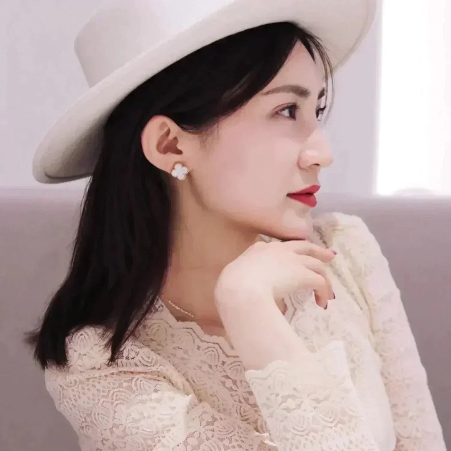 [⭐Glow]CLOVER MEDIUM 1 MOTIFS  WHITE MOP STUD EARRINGS
