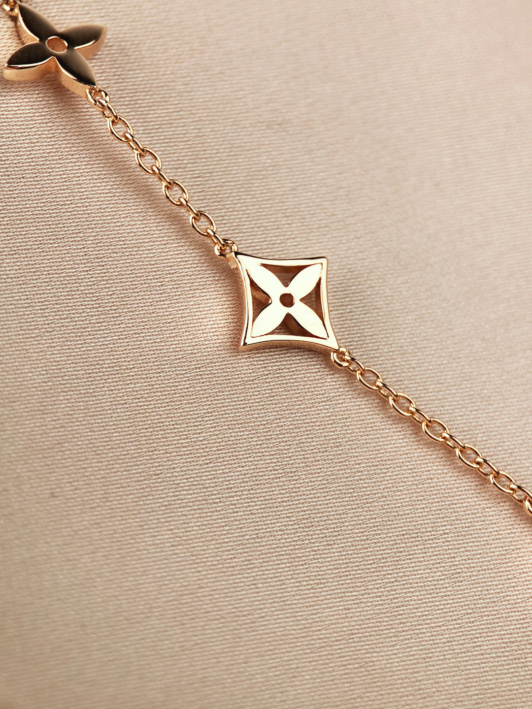 [⭐Glow]STAR AND SUN 7 MOTIFS GOLD BRACELET