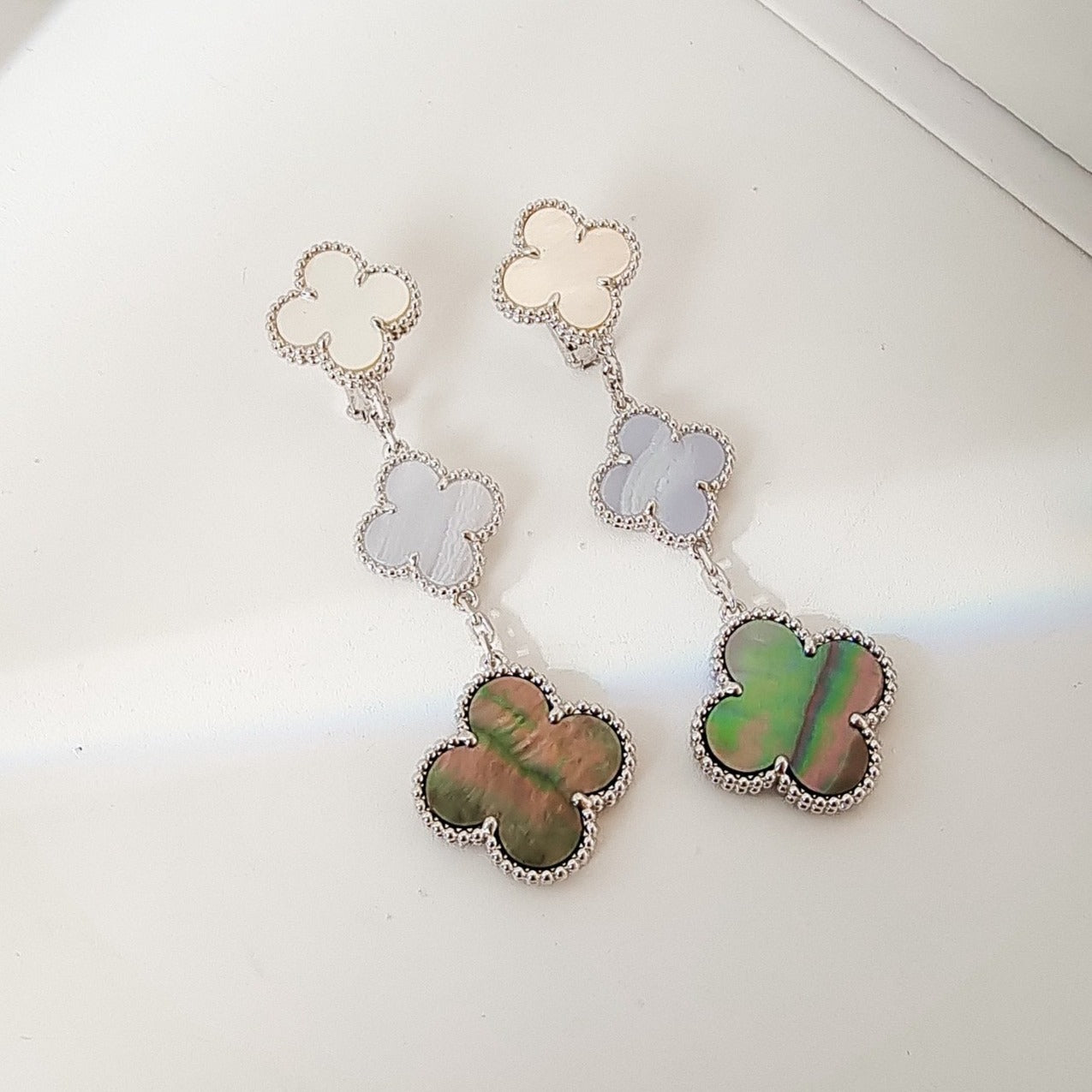 [⭐Glow]CLOVER 3 MOTIFS CHALCEDONY DARK MOP SILVER EARRINGS