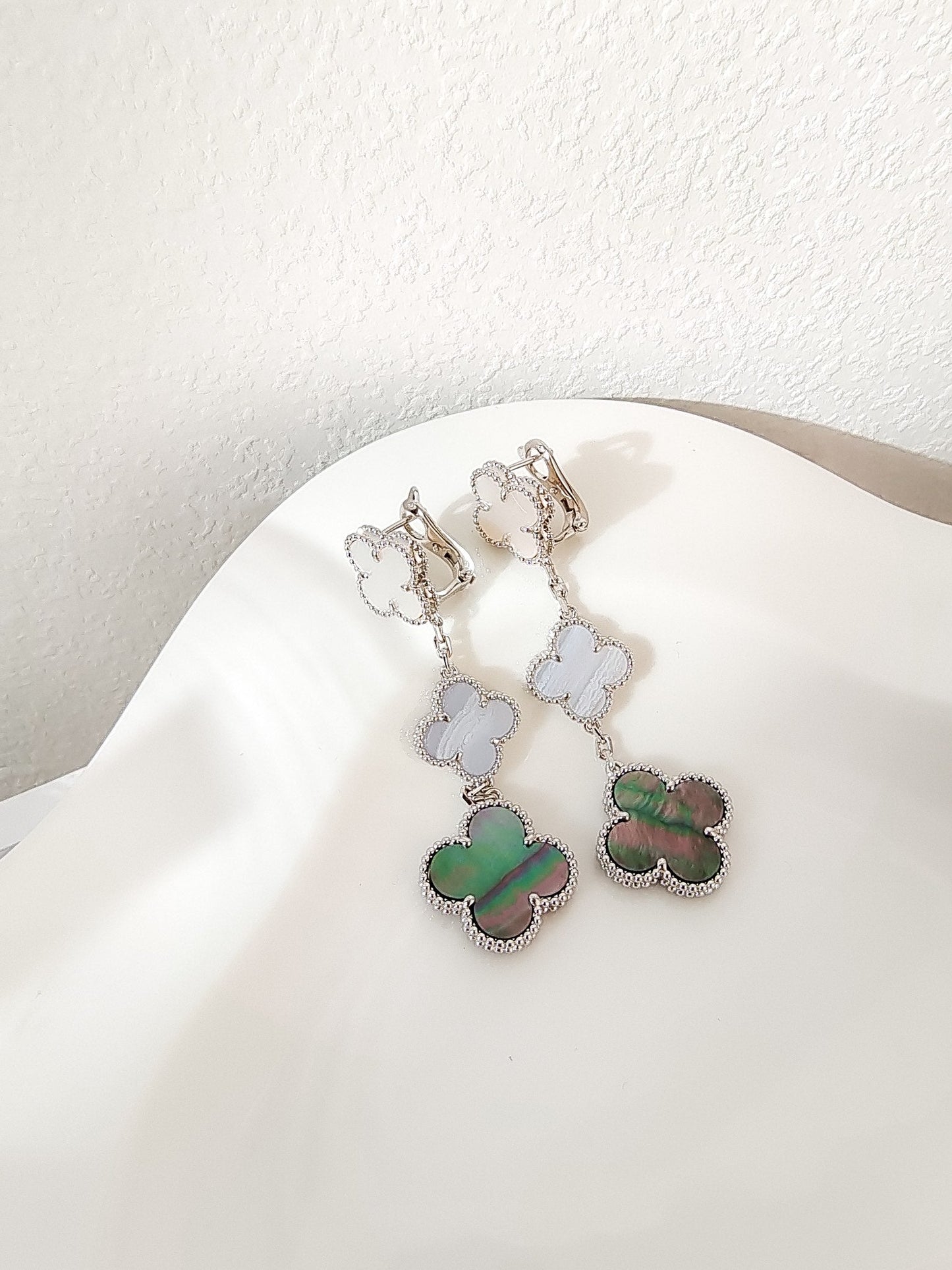 [⭐Glow]CLOVER 3 MOTIFS CHALCEDONY DARK MOP SILVER EARRINGS