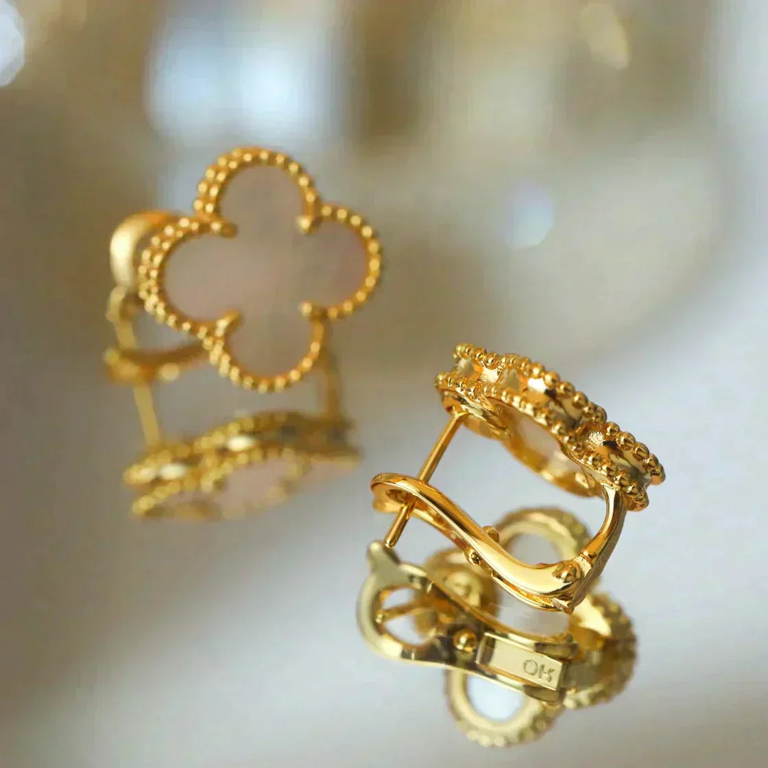 [⭐Glow]CLOVER MEDIUM 1 MOTIFS  WHITE MOP STUD EARRINGS