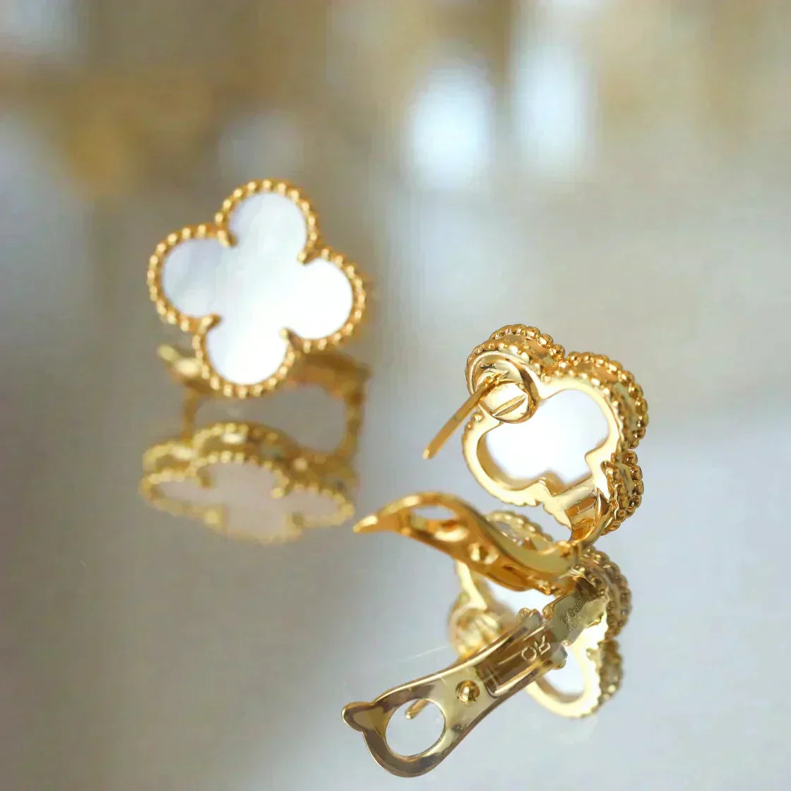 [⭐Glow]CLOVER MEDIUM 1 MOTIFS  WHITE MOP STUD EARRINGS