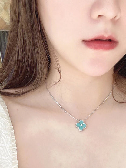 [⭐Glow]CLOVER 1 DIAMOND LIGHT BLUE SILVER NECKLACE