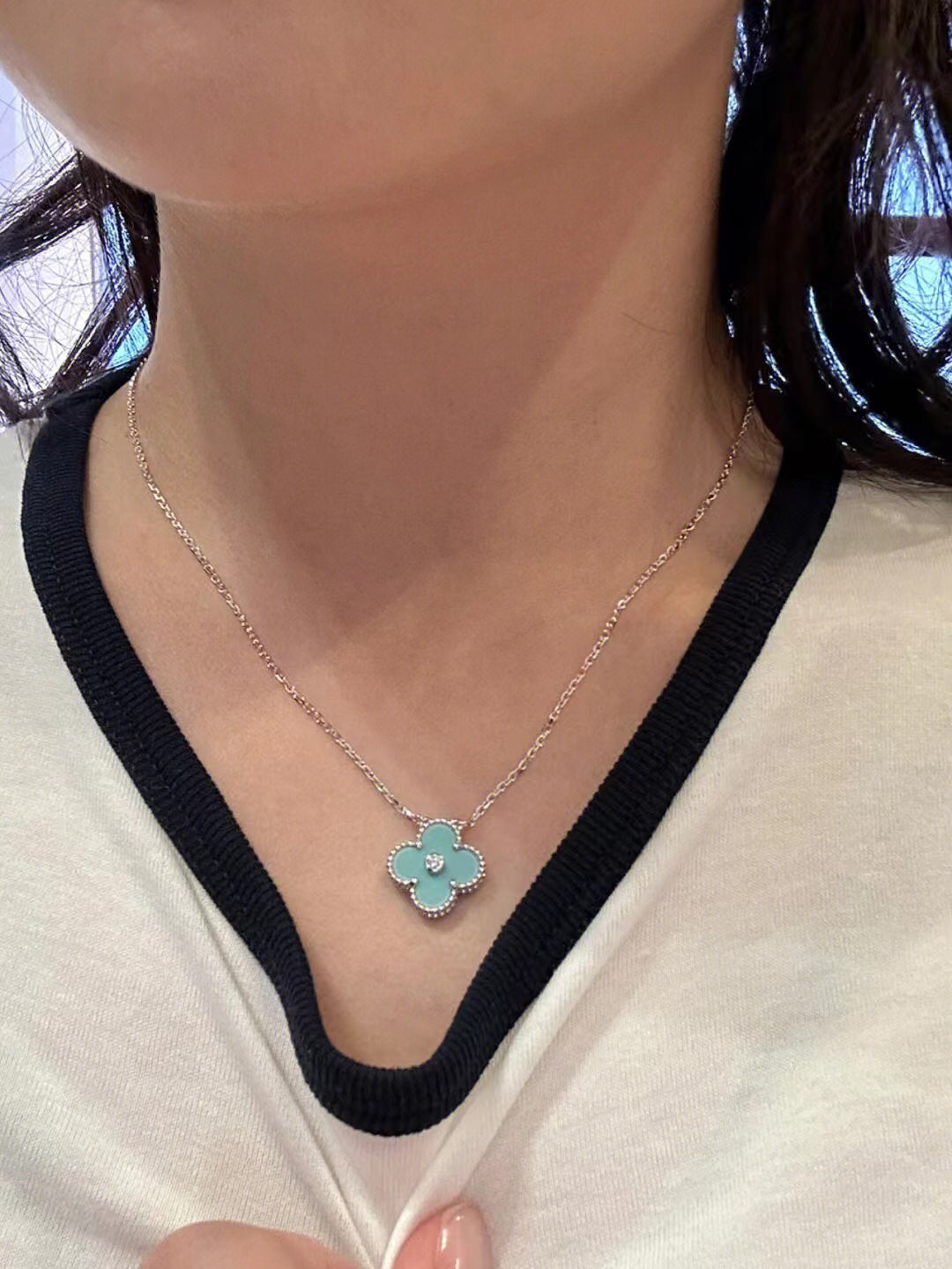 [⭐Glow]CLOVER 1 DIAMOND LIGHT BLUE SILVER NECKLACE