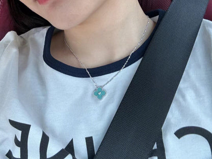 [⭐Glow]CLOVER 1 DIAMOND LIGHT BLUE SILVER NECKLACE