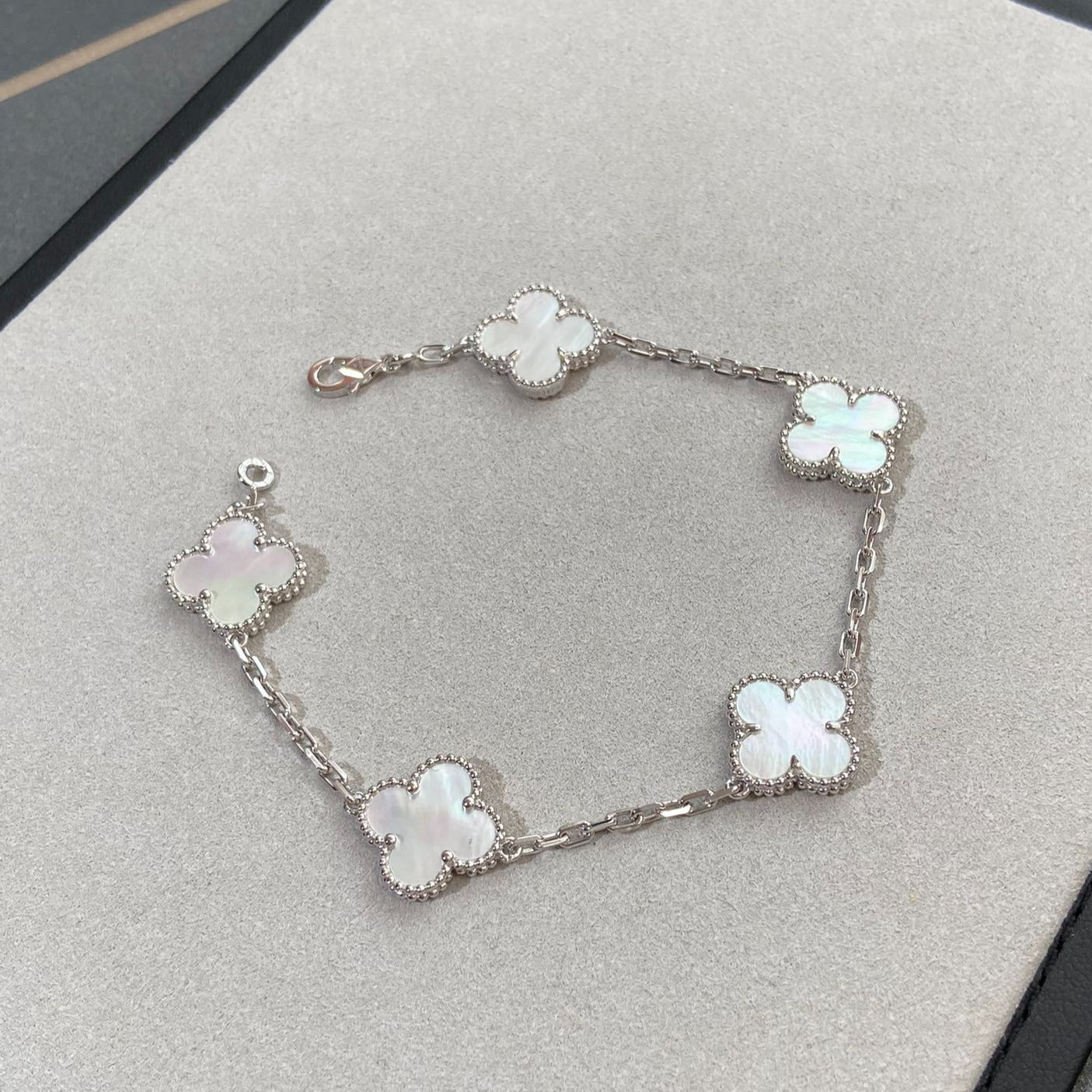 [⭐Glow]CLOVER WHITE PEARL MOP 5 MOTIF BRACELET COLLECTION