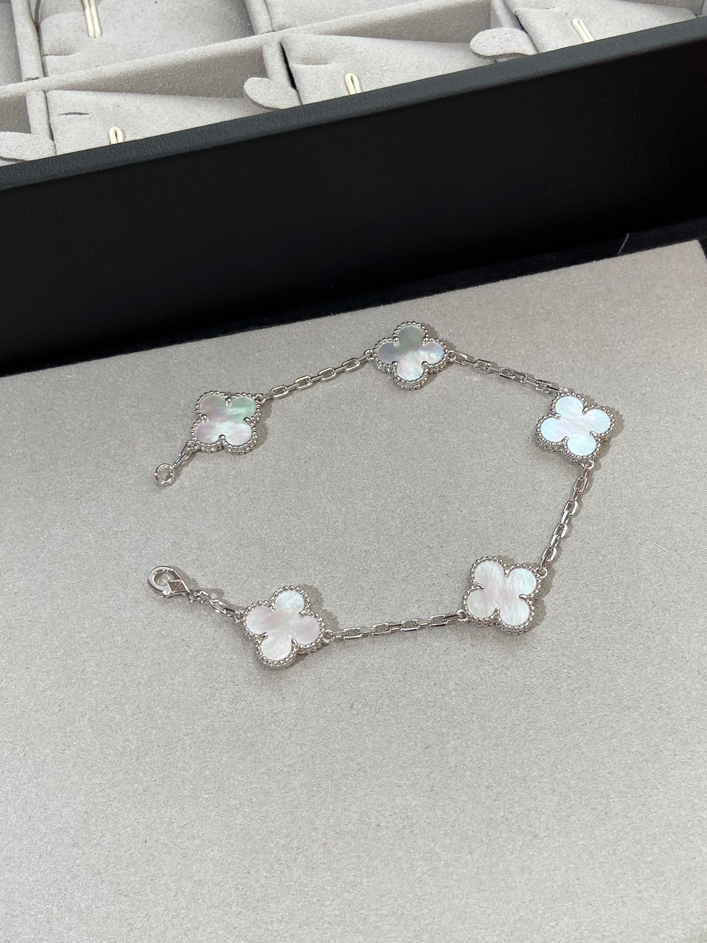 [⭐Glow]CLOVER WHITE PEARL MOP 5 MOTIF BRACELET COLLECTION