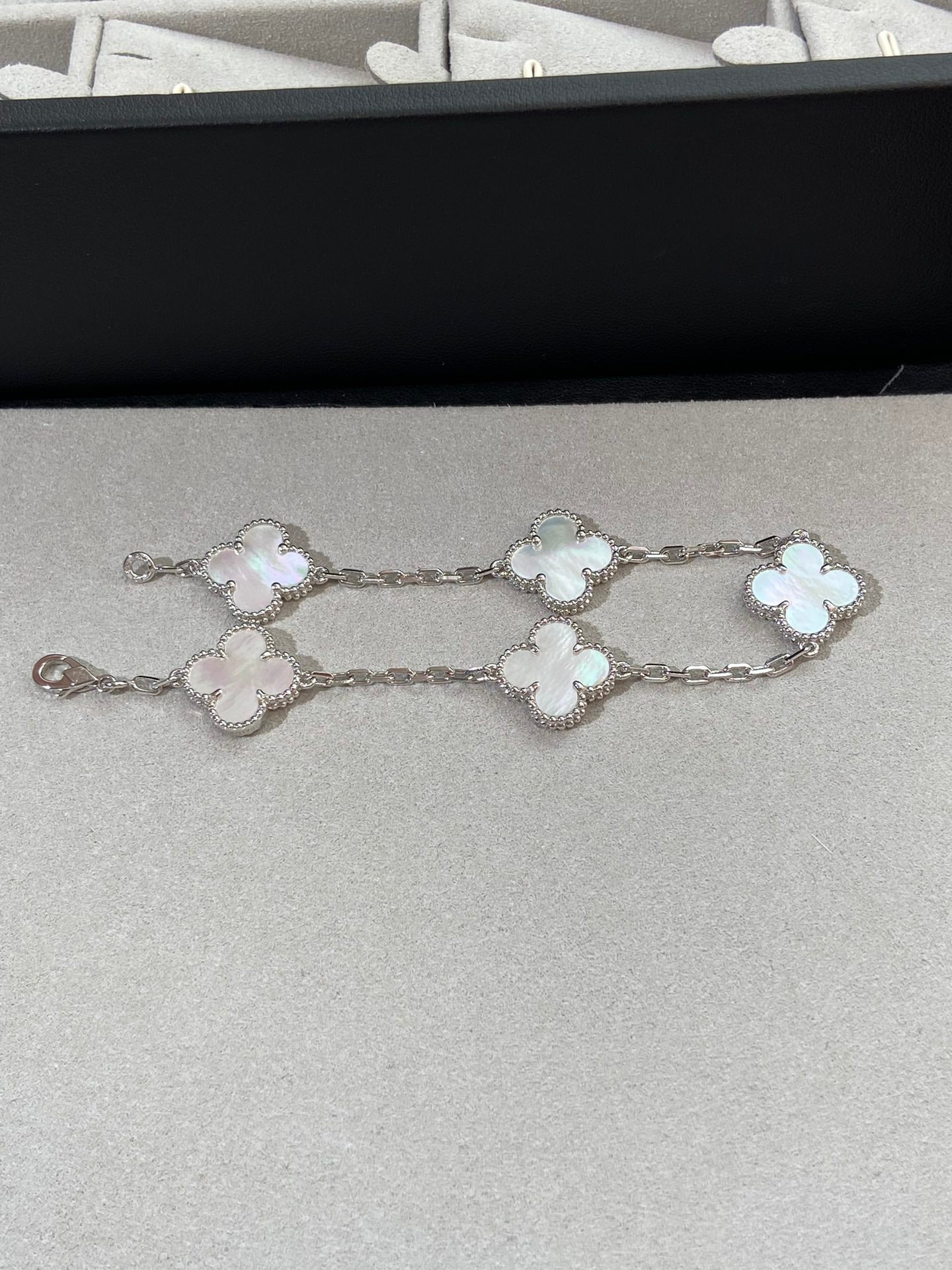 [⭐Glow]CLOVER WHITE PEARL MOP 5 MOTIF BRACELET COLLECTION