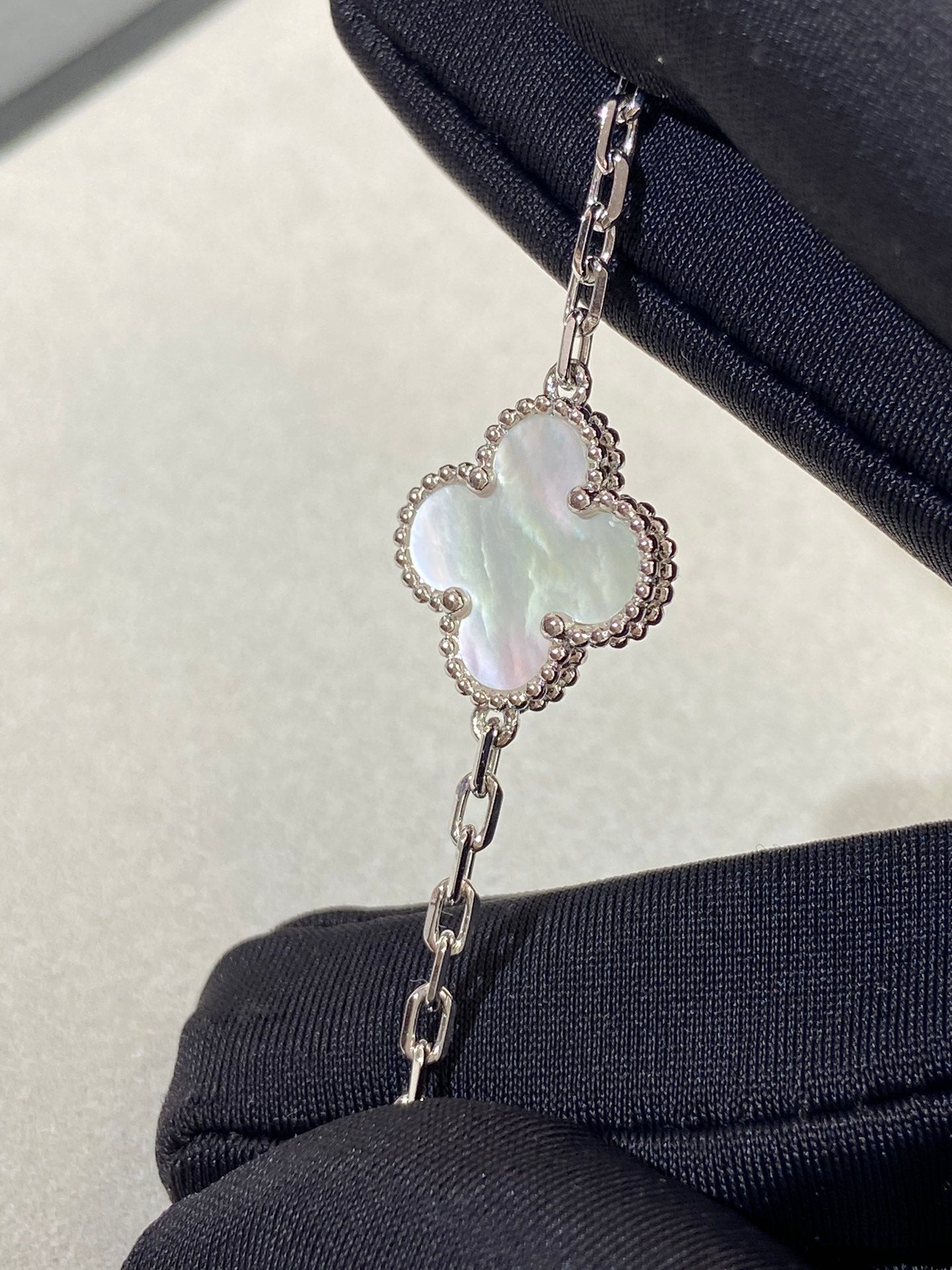 [⭐Glow]CLOVER WHITE PEARL MOP 5 MOTIF BRACELET COLLECTION