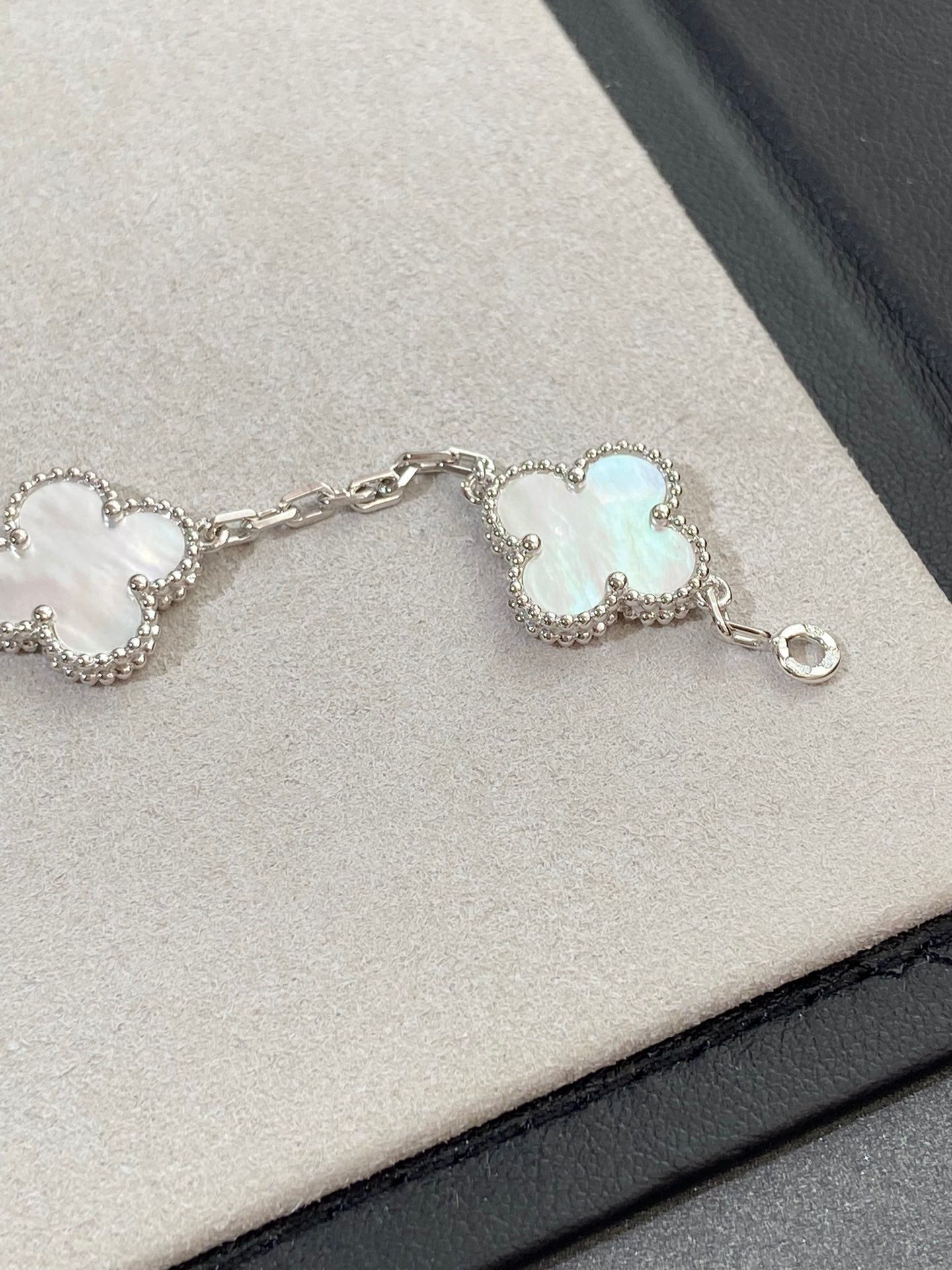 [⭐Glow]CLOVER WHITE PEARL MOP 5 MOTIF BRACELET COLLECTION