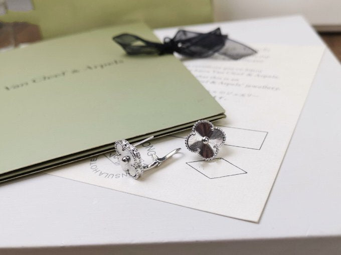[⭐Glow]CLOVER MEDIUM STUD EARRINGS