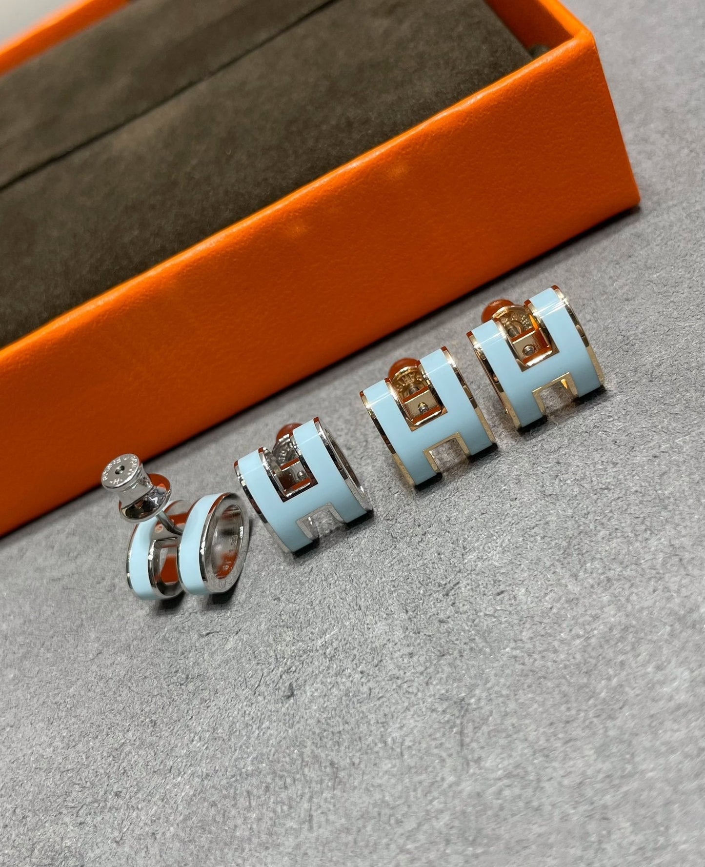 [⭐Glow]POP H SKY BLUE STUD EARRINGS