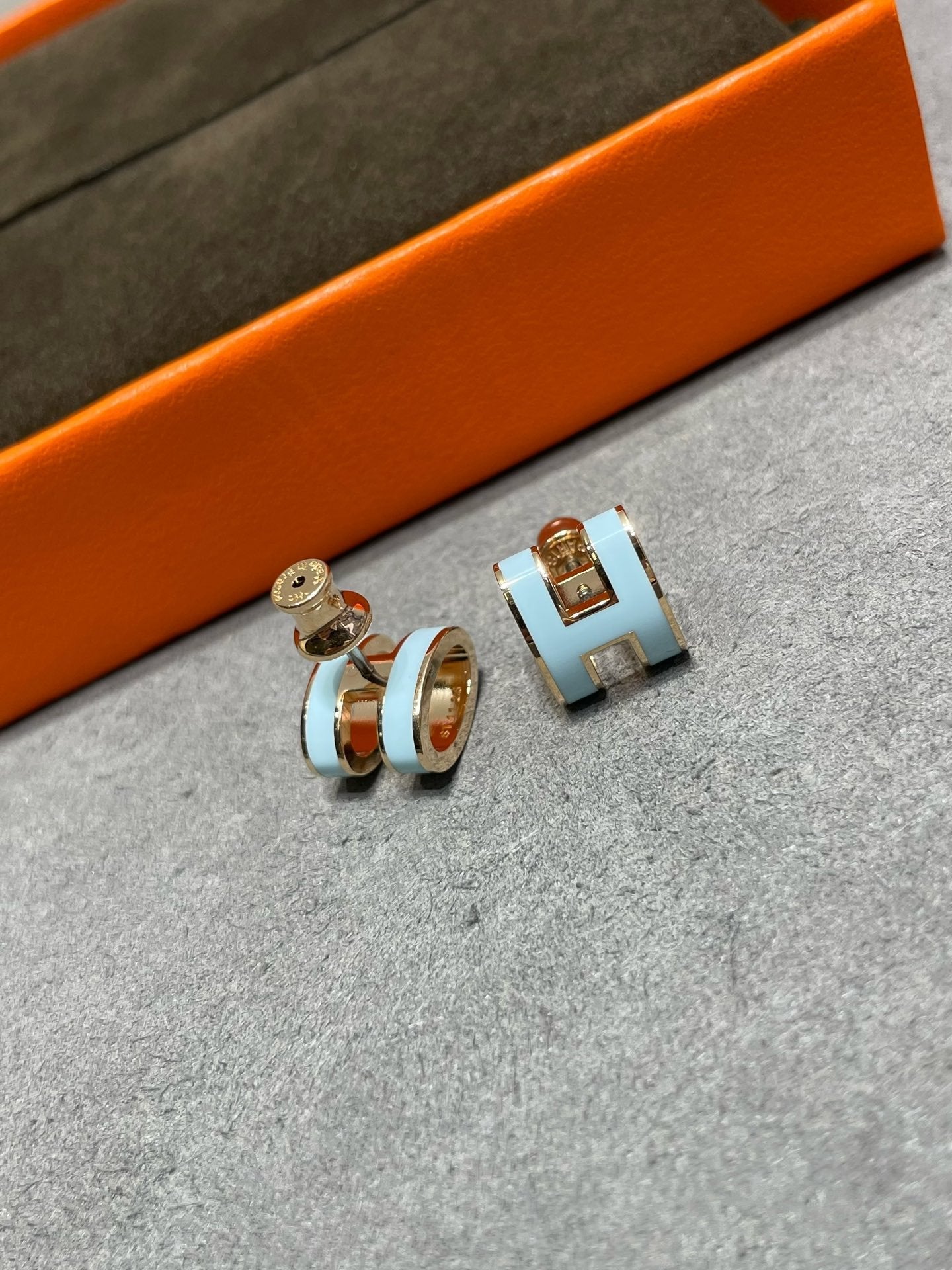 [⭐Glow]POP H SKY BLUE STUD EARRINGS