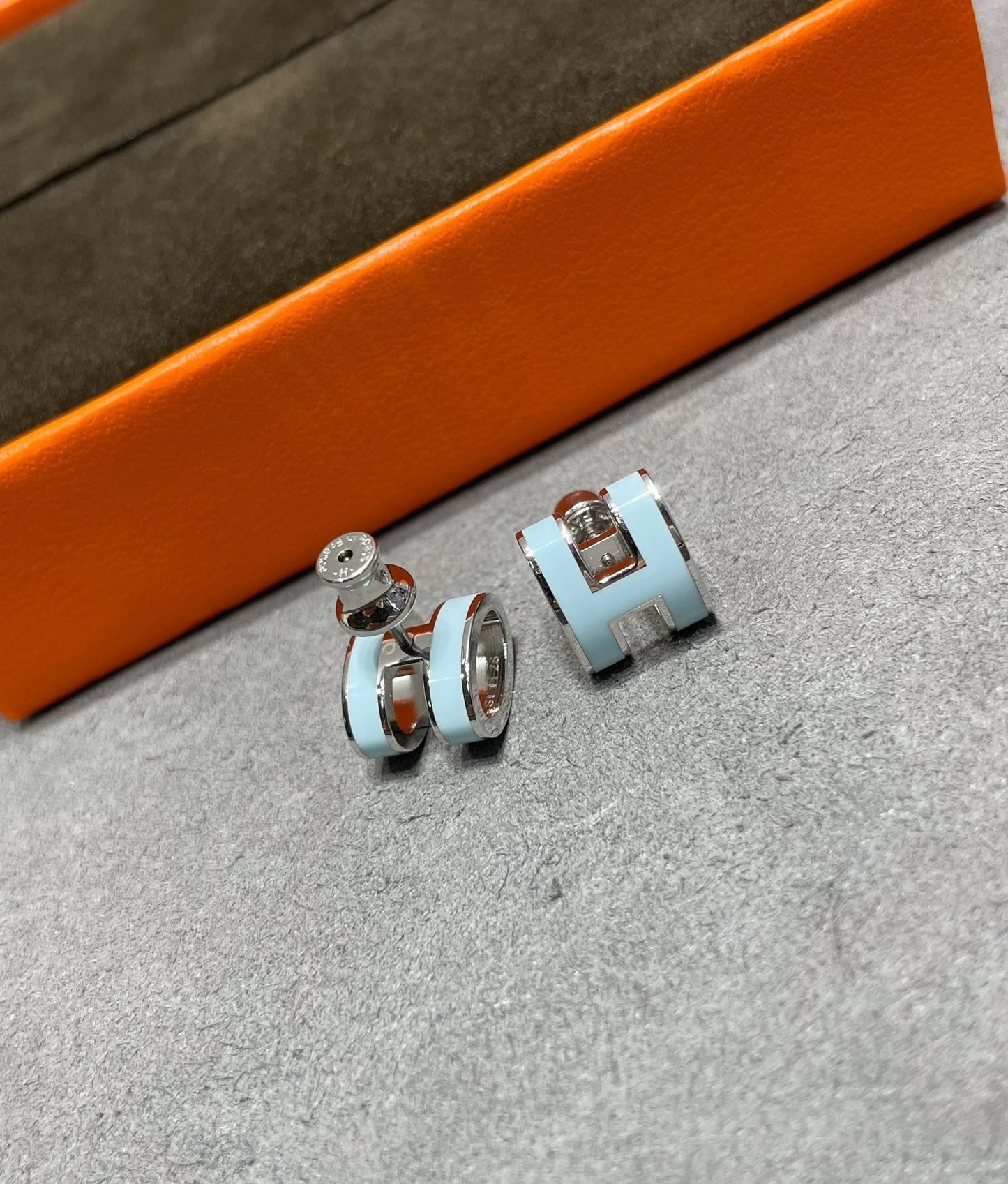 [⭐Glow]POP H SKY BLUE STUD EARRINGS