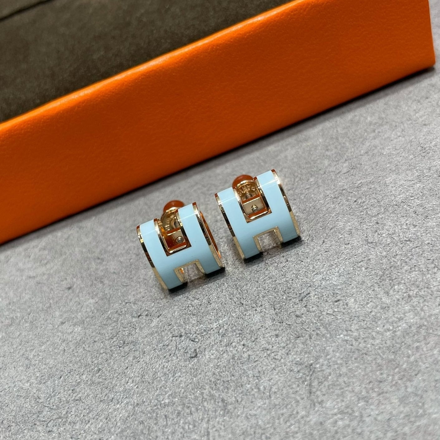 [⭐Glow]POP H SKY BLUE STUD EARRINGS