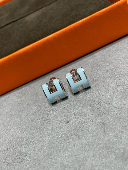 [⭐Glow]POP H SKY BLUE STUD EARRINGS
