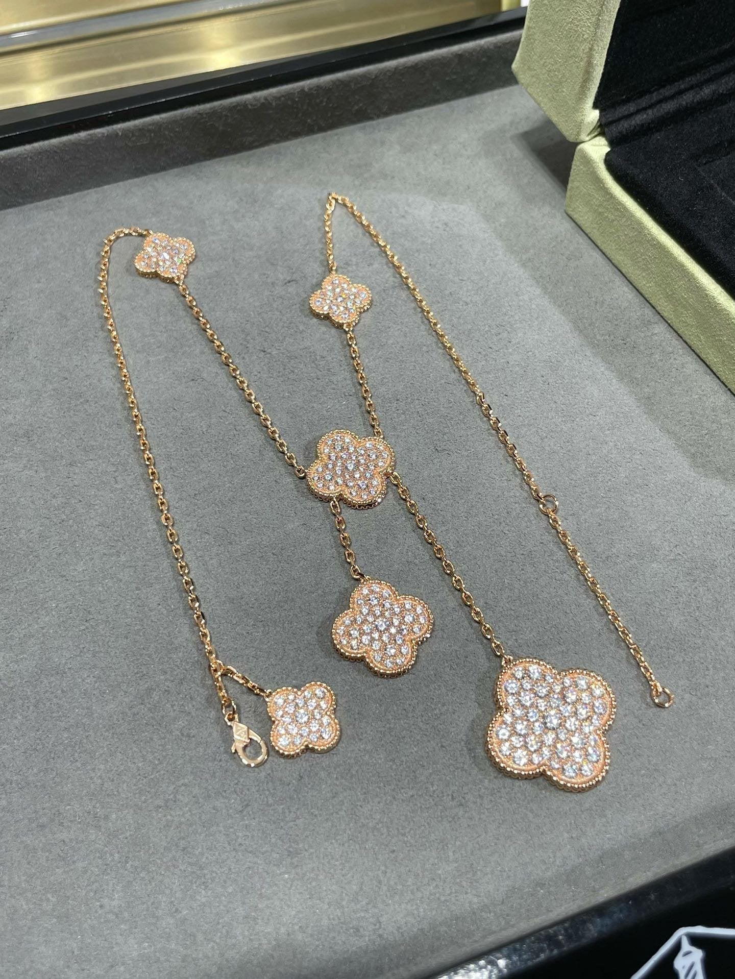 [⭐Glow]CLOVER 6 MOTIF DIAMOND PAVED NECKLACE