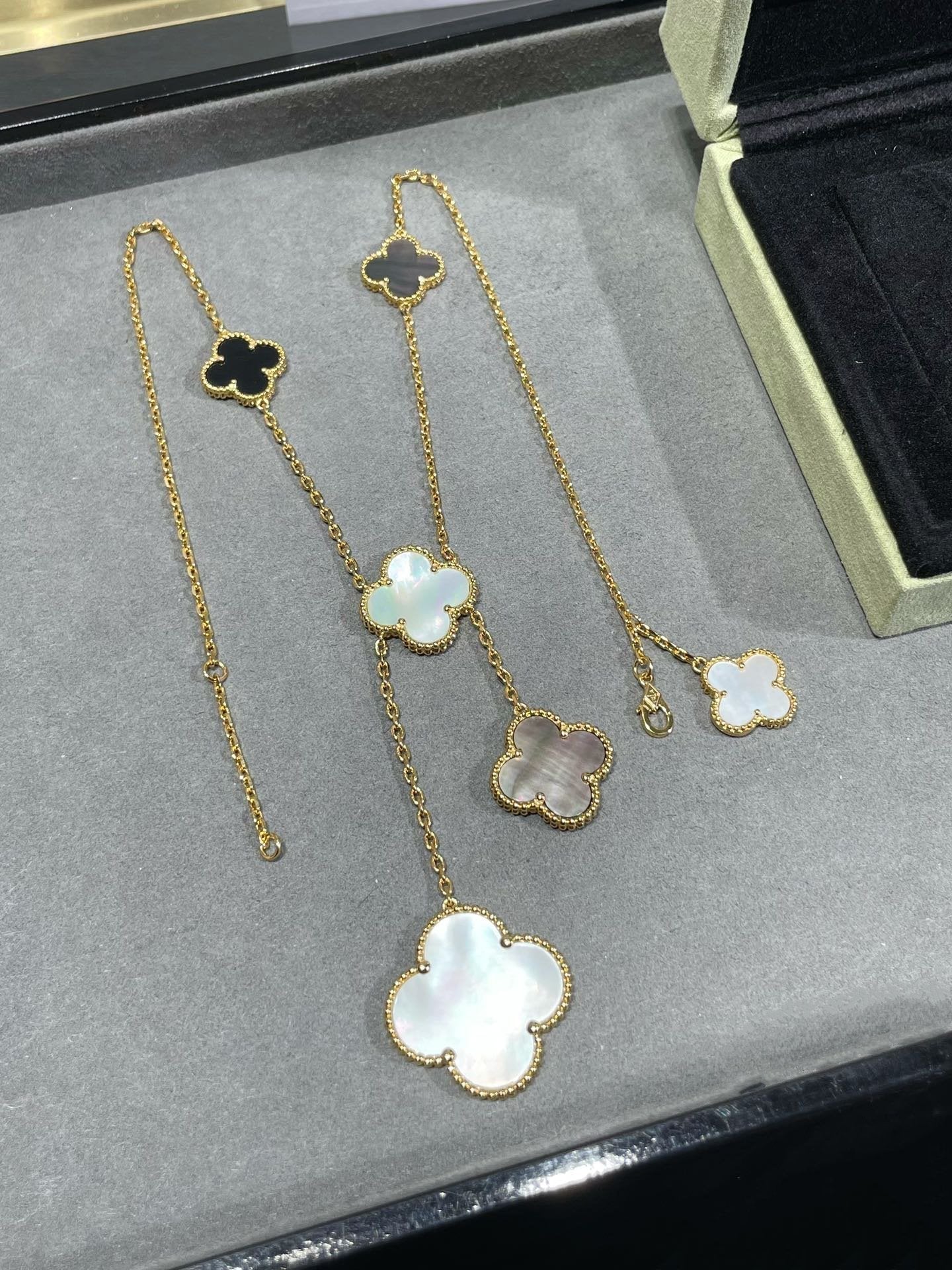 [⭐Glow]CLOVER 6 MOTIF MOP ONYX GOLD NECKLACE