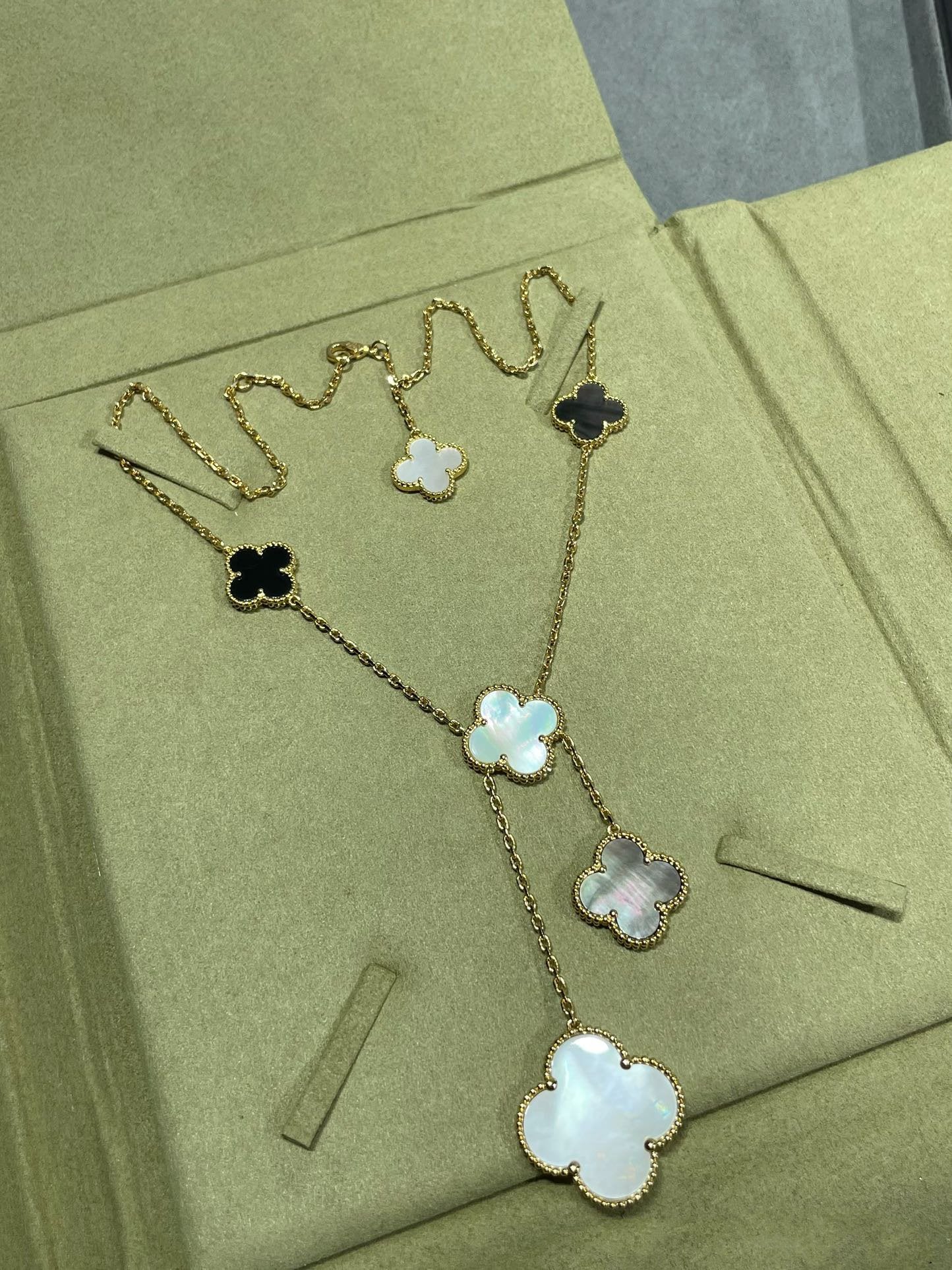 [⭐Glow]CLOVER 6 MOTIF MOP ONYX GOLD NECKLACE