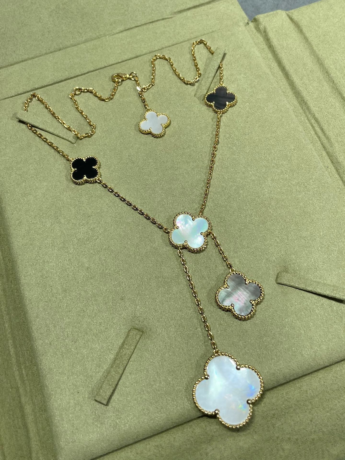 [⭐Glow]CLOVER 6 MOTIF MOP ONYX GOLD NECKLACE