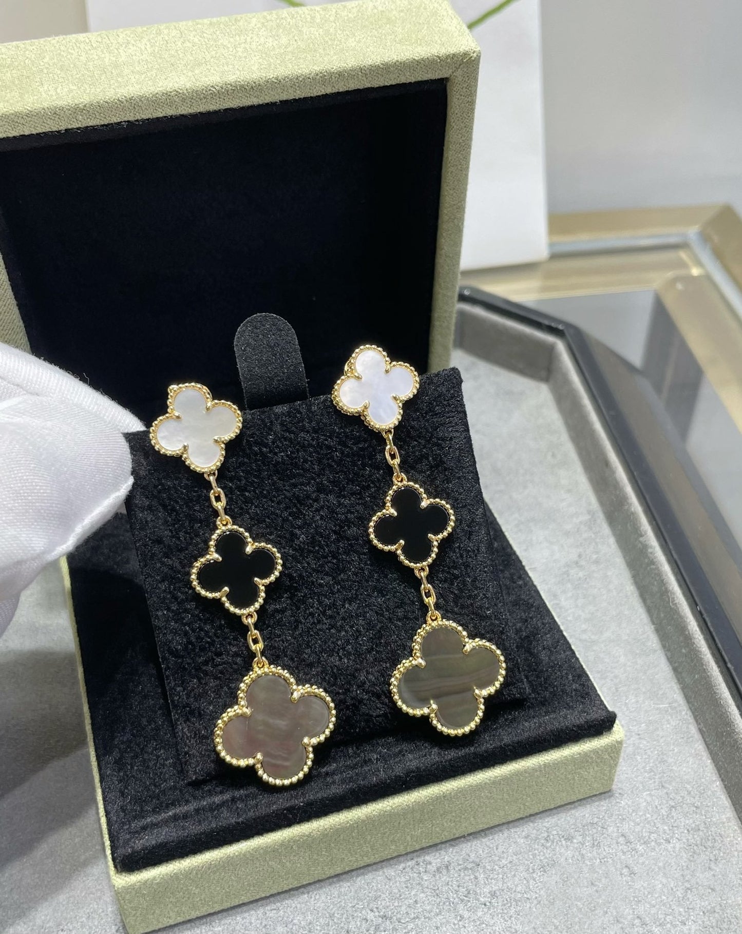 [⭐Glow]CLOVER 3 MOTIF MOP ONYX DARK MOP PINK GOLD EARRINGS