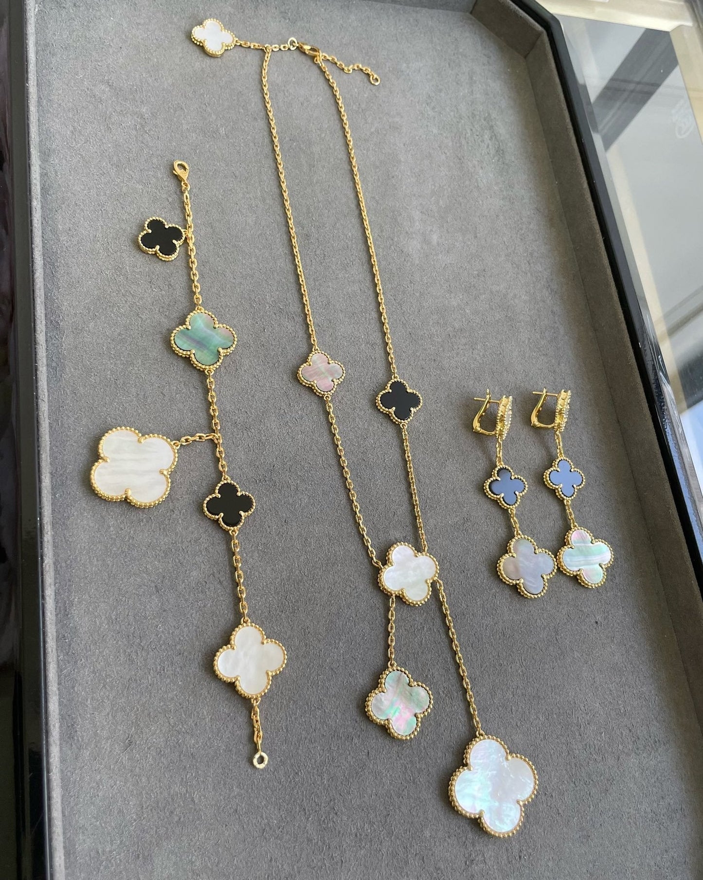 [⭐Glow]CLOVER 3 MOTIF MOP ONYX DARK MOP PINK GOLD EARRINGS
