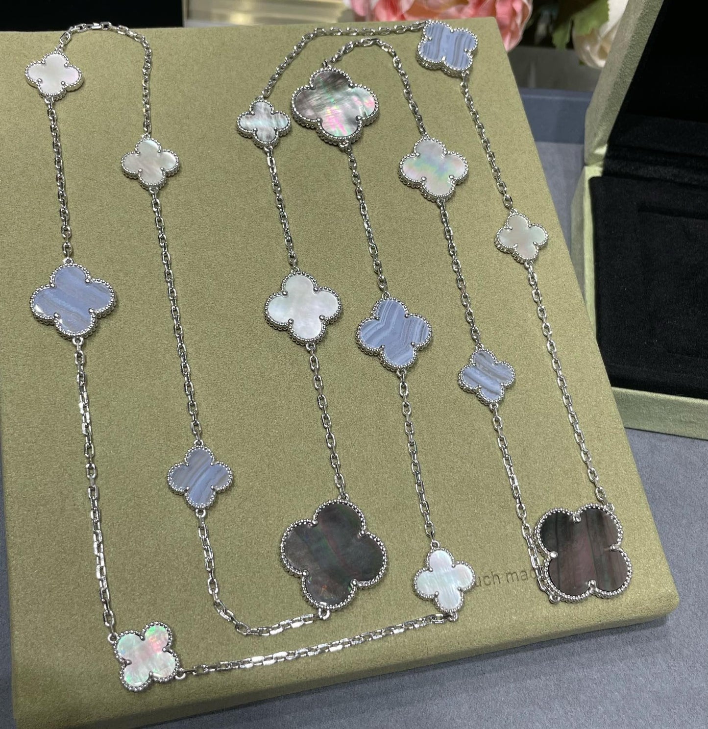 [⭐Glow]CLOVER 16 MOTIF CHALCEDONY MOP SILVER NECKLACE