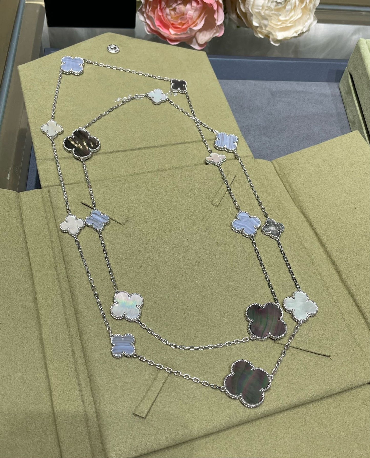[⭐Glow]CLOVER 16 MOTIF CHALCEDONY MOP SILVER NECKLACE