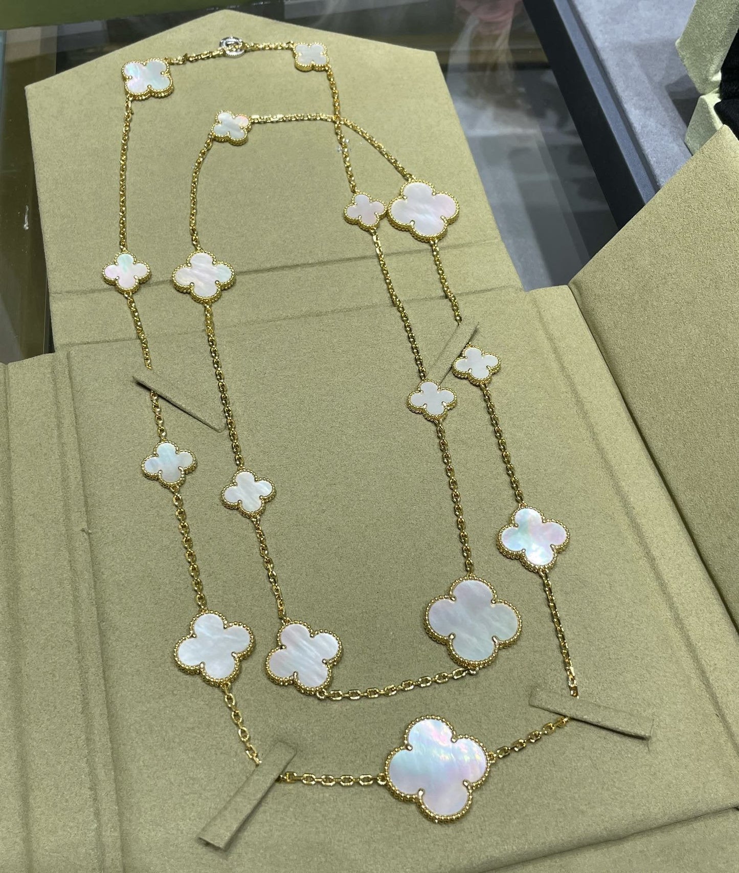 [⭐Glow]CLOVER 16 MOTIF WHITE MOP GOLD NECKLACE